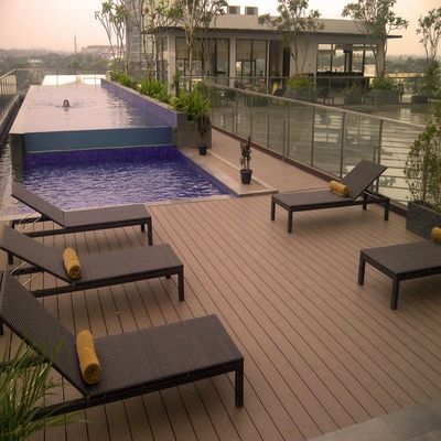 สระว่ายน้ำ Wpc Decking Tiles พื้นกันน้ำ Solid Core Composite Decking