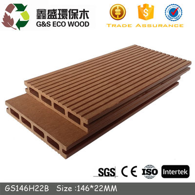 150 X 30 มม. กันน้ำ WPC Hollow Decking พื้นดาดฟ้าพลาสติกกลางแจ้งสำหรับระเบียง