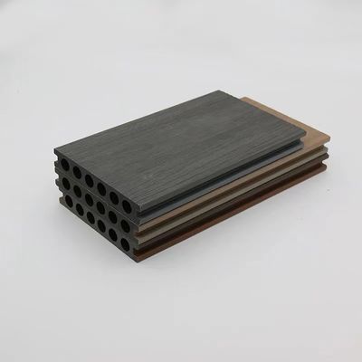 สีเทาเข้ม WPC Hollow Composite Decking Sanding Capped Composite Deck Boards